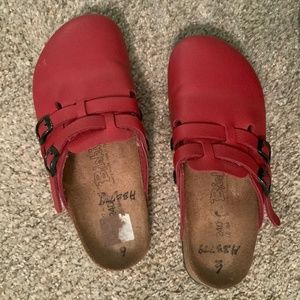 BIRKI’S RED PEBBLE GRAIN CLOGS SIZE 37EU